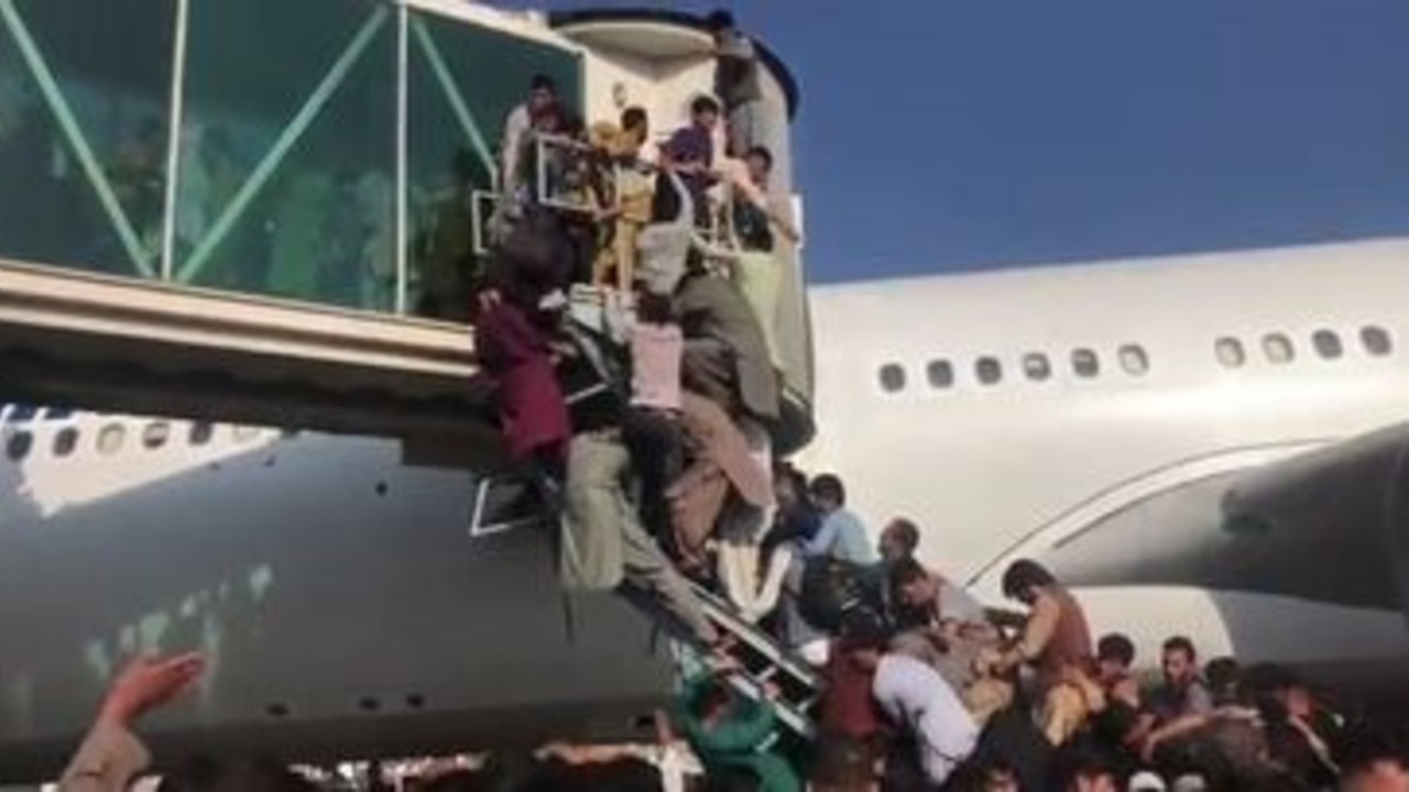 Caos en aeropuerto de Kabul; miles de personas tratan de huir de Afganistán
