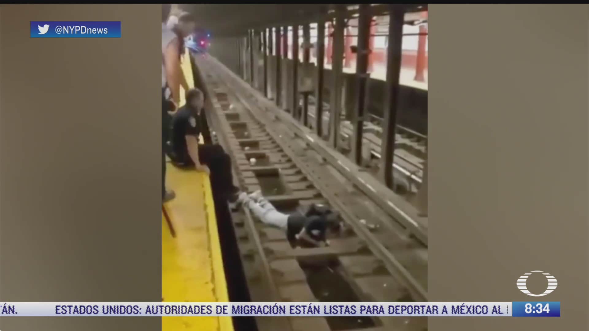 captan rescate de hombre que cayo a vias del metro