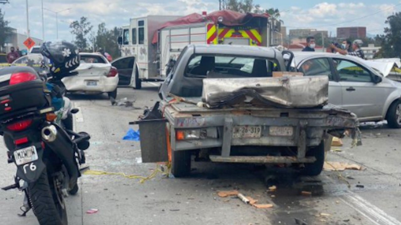 Accidente vehicular en Zapopan (Twitter: @NTRGuadalajara)