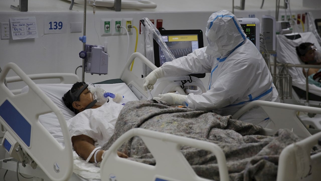 Un enfermero atiende a un paciente con COVID-19.