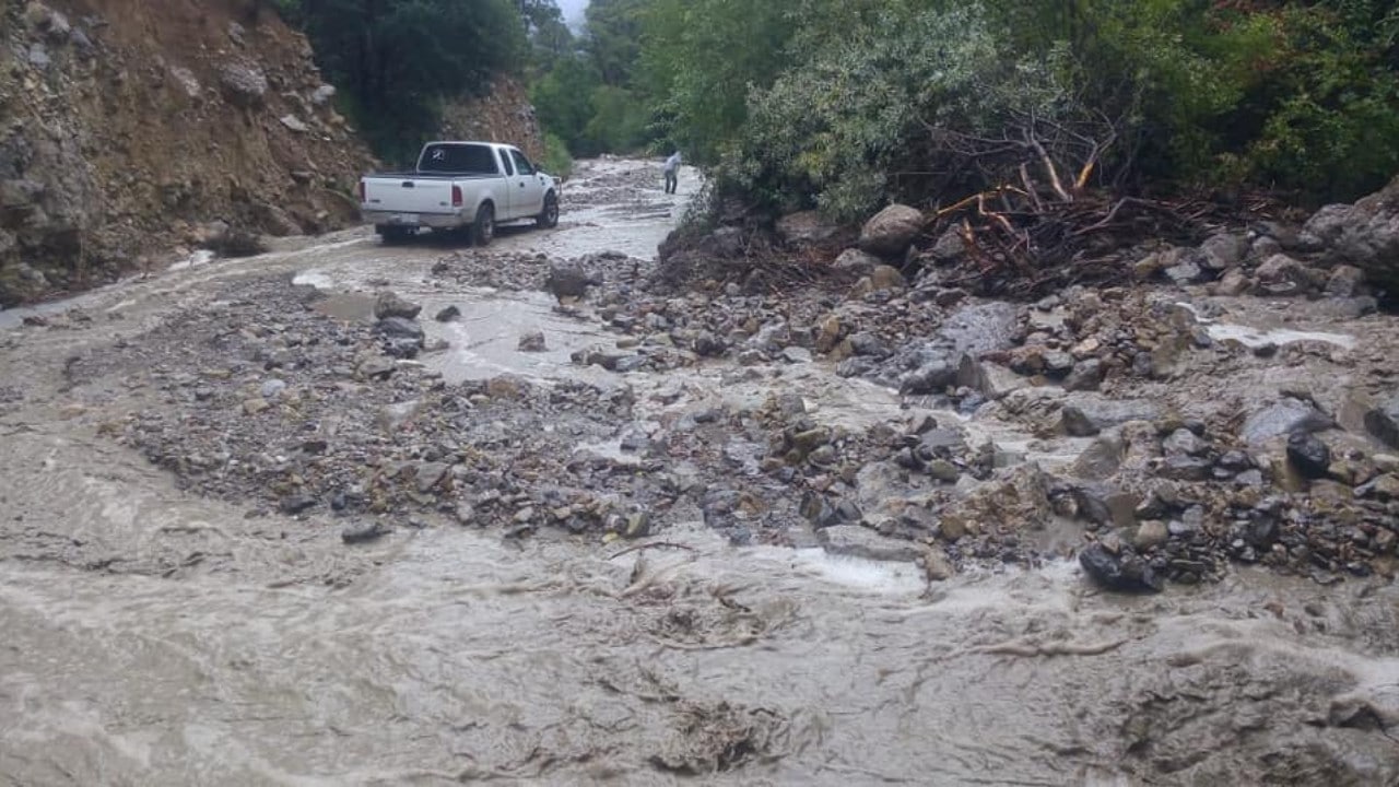 Deslaves incomunican municipios serranos en Arteaga, Coahuila