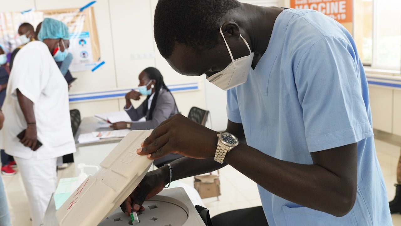 Un trabajador de la salud en África (Getty Images)