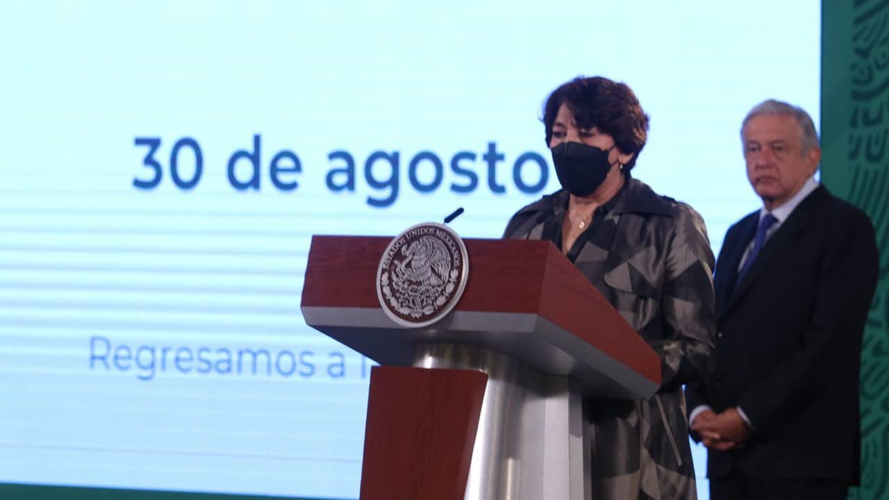 Fotografía de la titular de la SEP, Delfina Gómez, en la conferencia de prensa del presidente Andrés Manuel López Obrador
