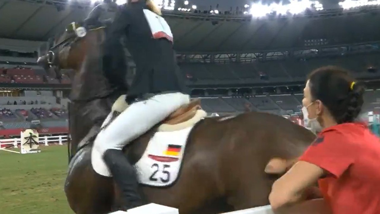 Descalifican a entrenadora alemana por golpear a caballo durante pentatlón moderno en Tokyo 2020