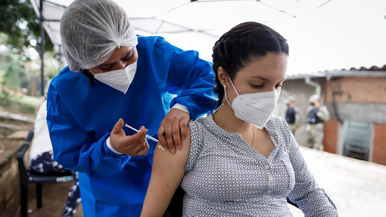 EEUU recomienda a embarazadas vacunarse contra COVID-19 ante mayor riesgo