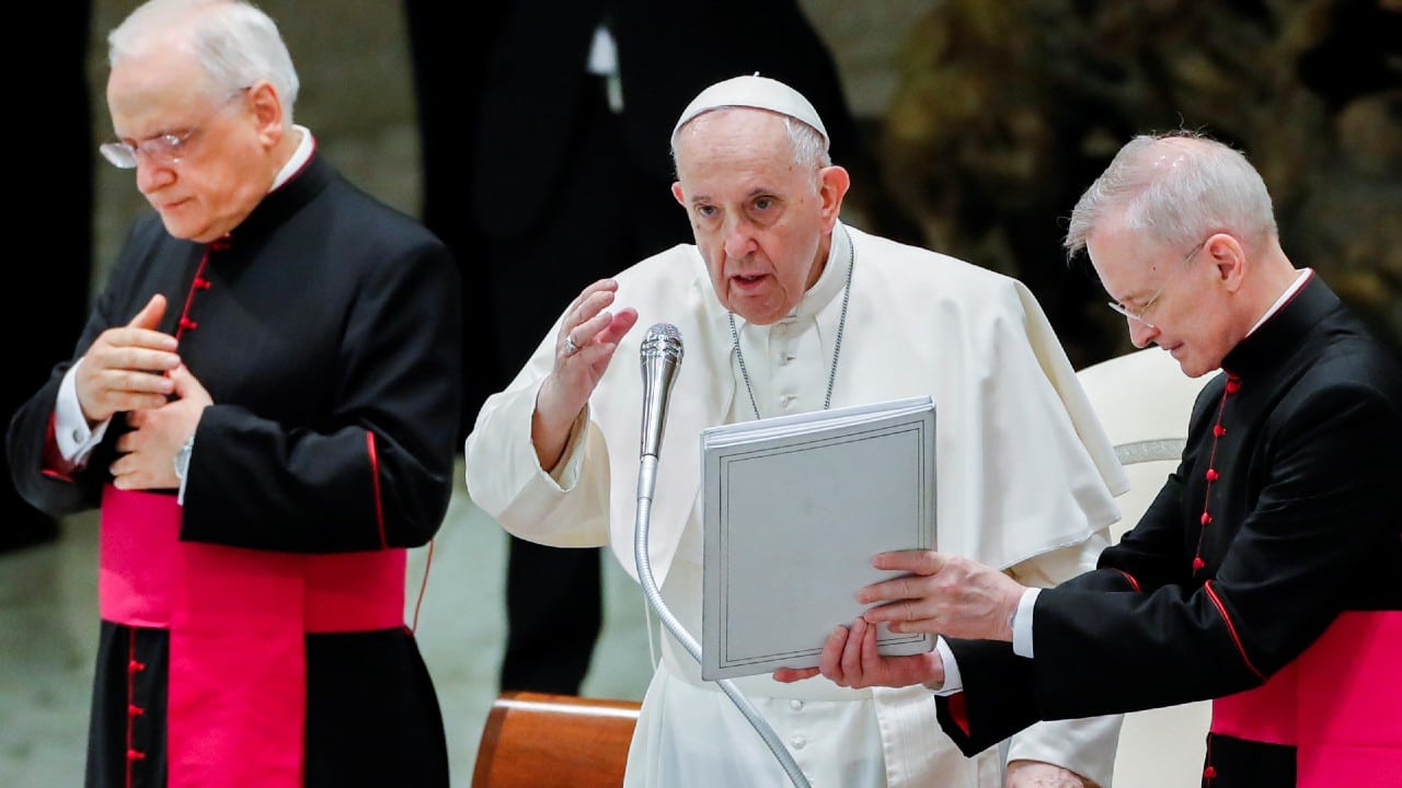 El papa Francisco retoma sus audiencias un mes después de su cirugía