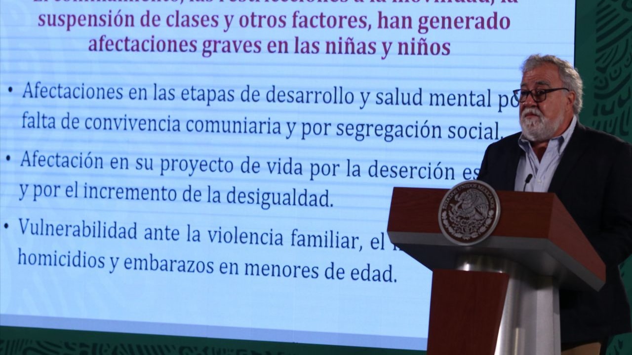 Alejandro Encinas Rodríguez, subsecretario de Derechos Humanos de la Secretaría de Gobernación durante conferencia de prensa en Palacio Nacional