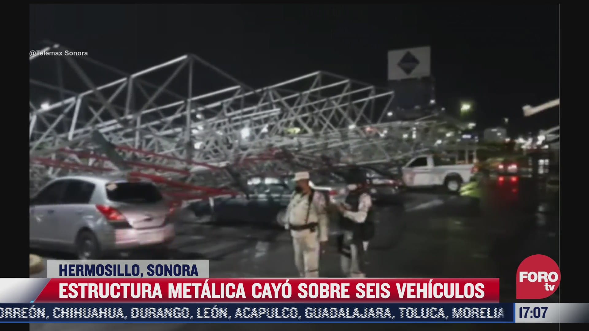 estructura metalica cae sobre 6 vehiculos en hermosillo