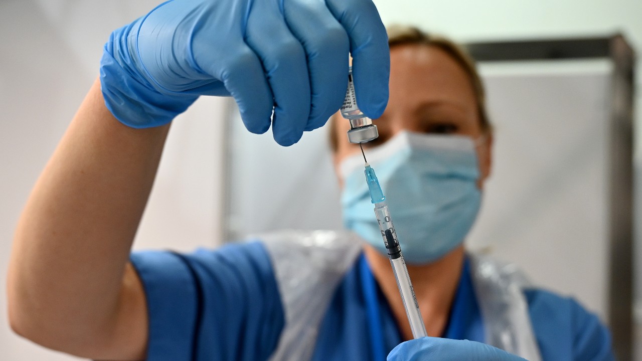Estudio revela que vacuna de la influenza puede proteger de efectos adversos por COVID-19