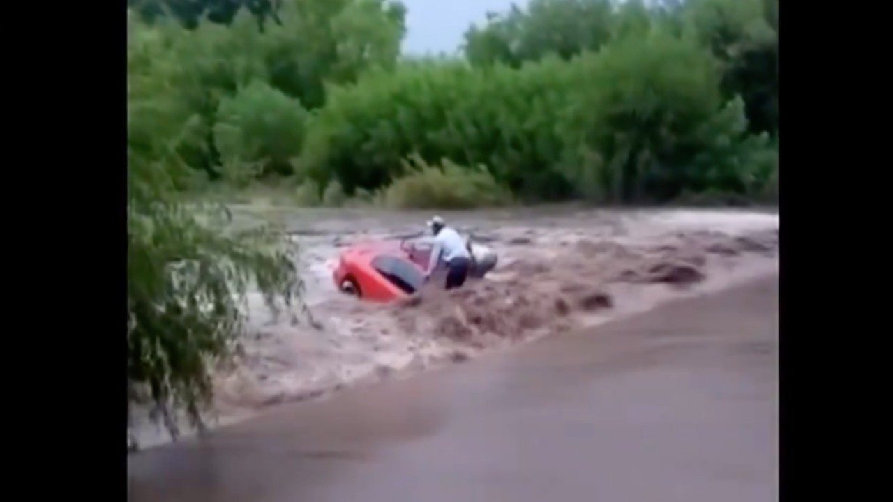 Familia intenta cruzar en auto el río Conchos, en Chihuahua, y corriente la arrastra. FOTO Captura de pantalla Noticieros Televisa