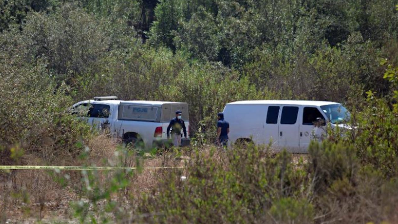 Forenses laboran donde dos niños pequeños estadounidenses fueron encontrados muertos en Rosarito, Baja California (Reuters)
