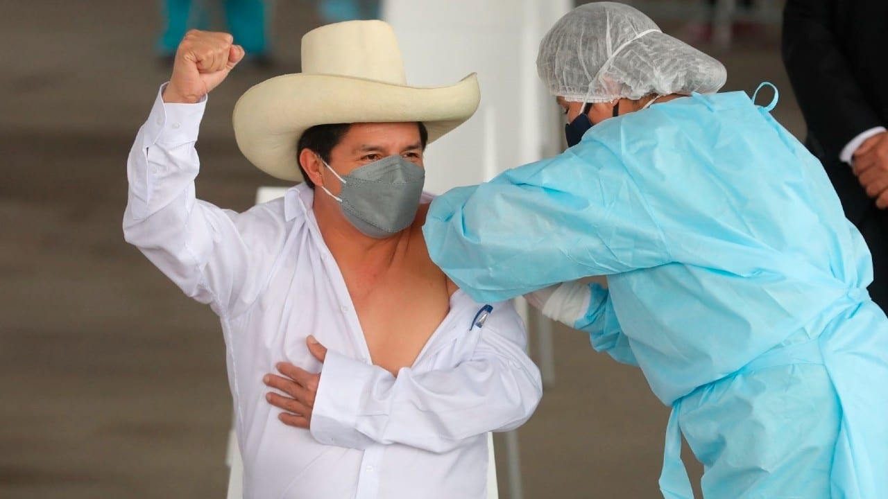 Pedro Castillo, presidente de Perú, recibe primera dosis de vacuna contra COVID