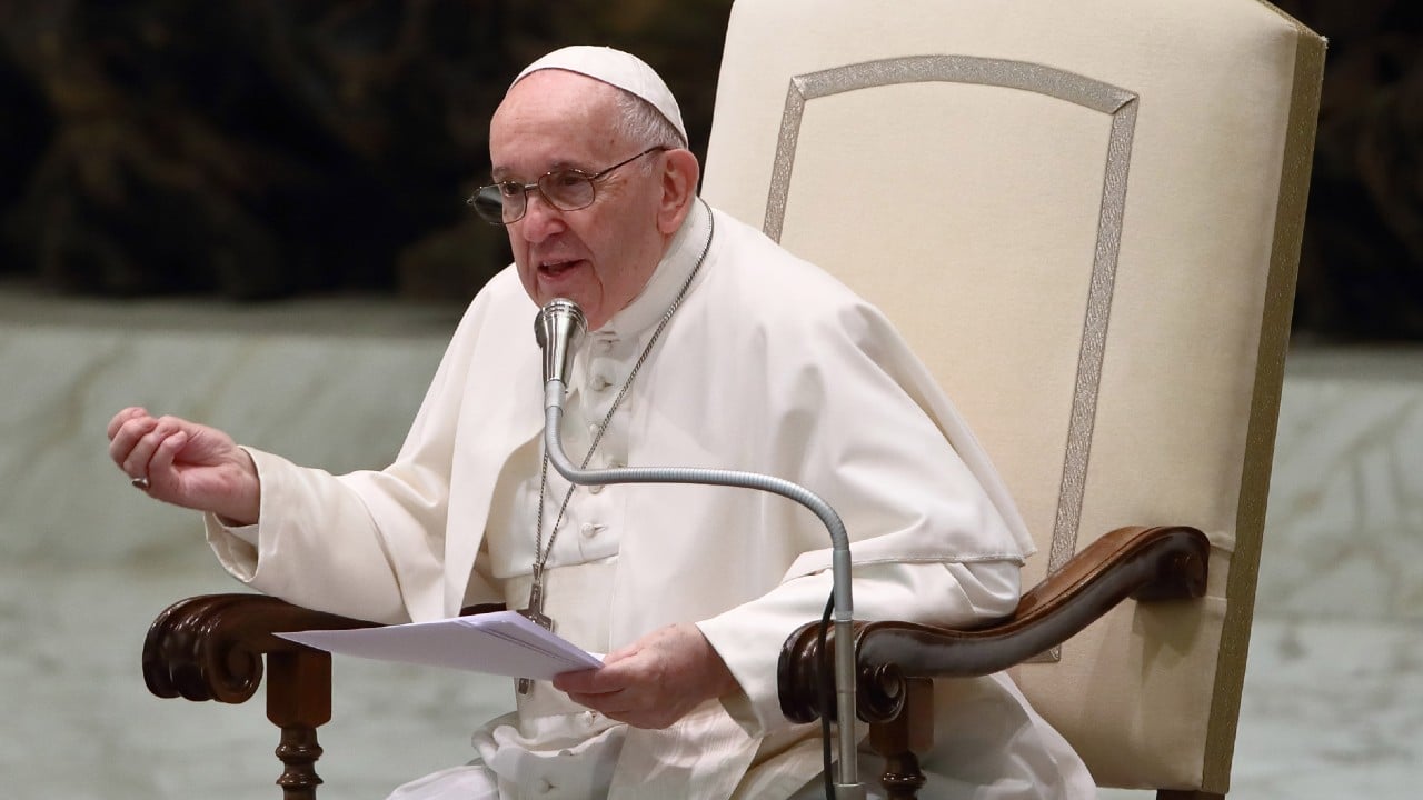 Video: Sonriente y divertido, papa Francisco juega futbolito en el Vaticano