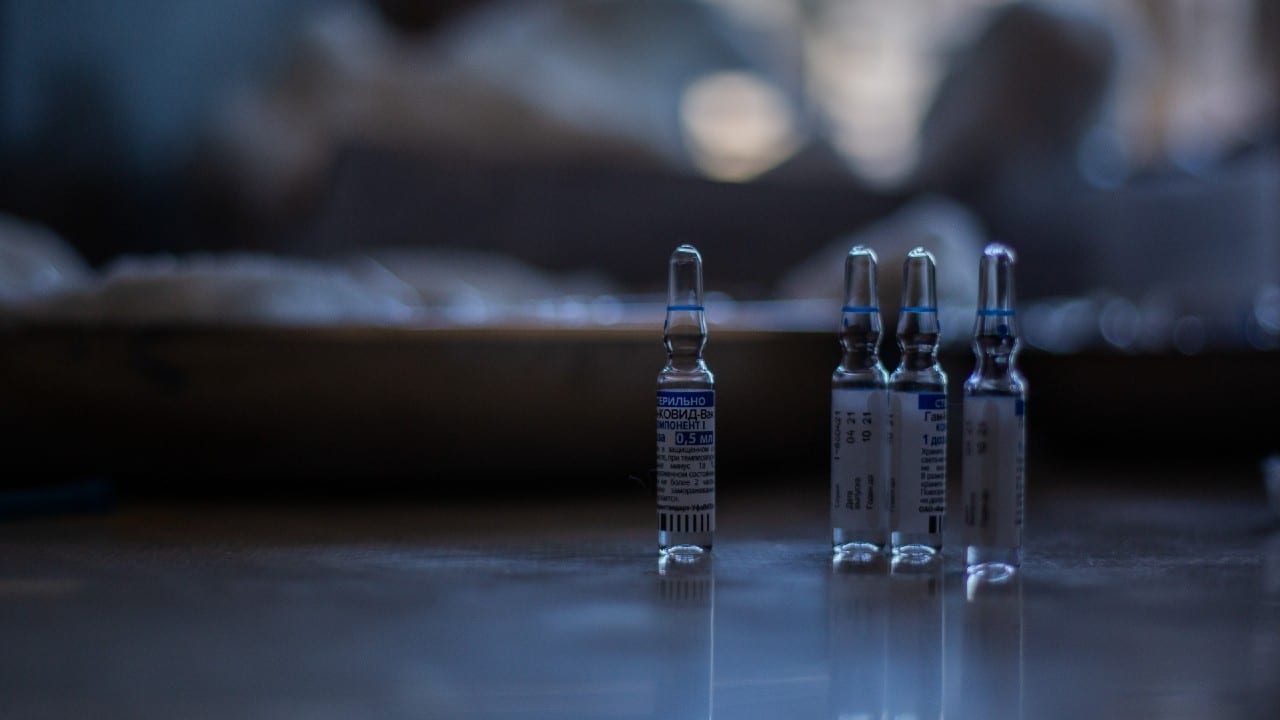 Combinación de vacunas Sputnik V y AstraZeneca desarrolla 100% de anticuerpos contra COVID-19: Rusia