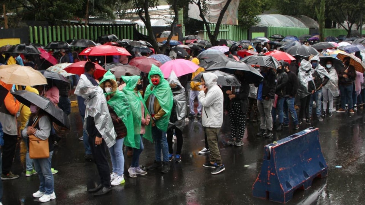 Hasta 10 horas esperan habitantes de Xochimilco para obtener vacuna contra COVID-19