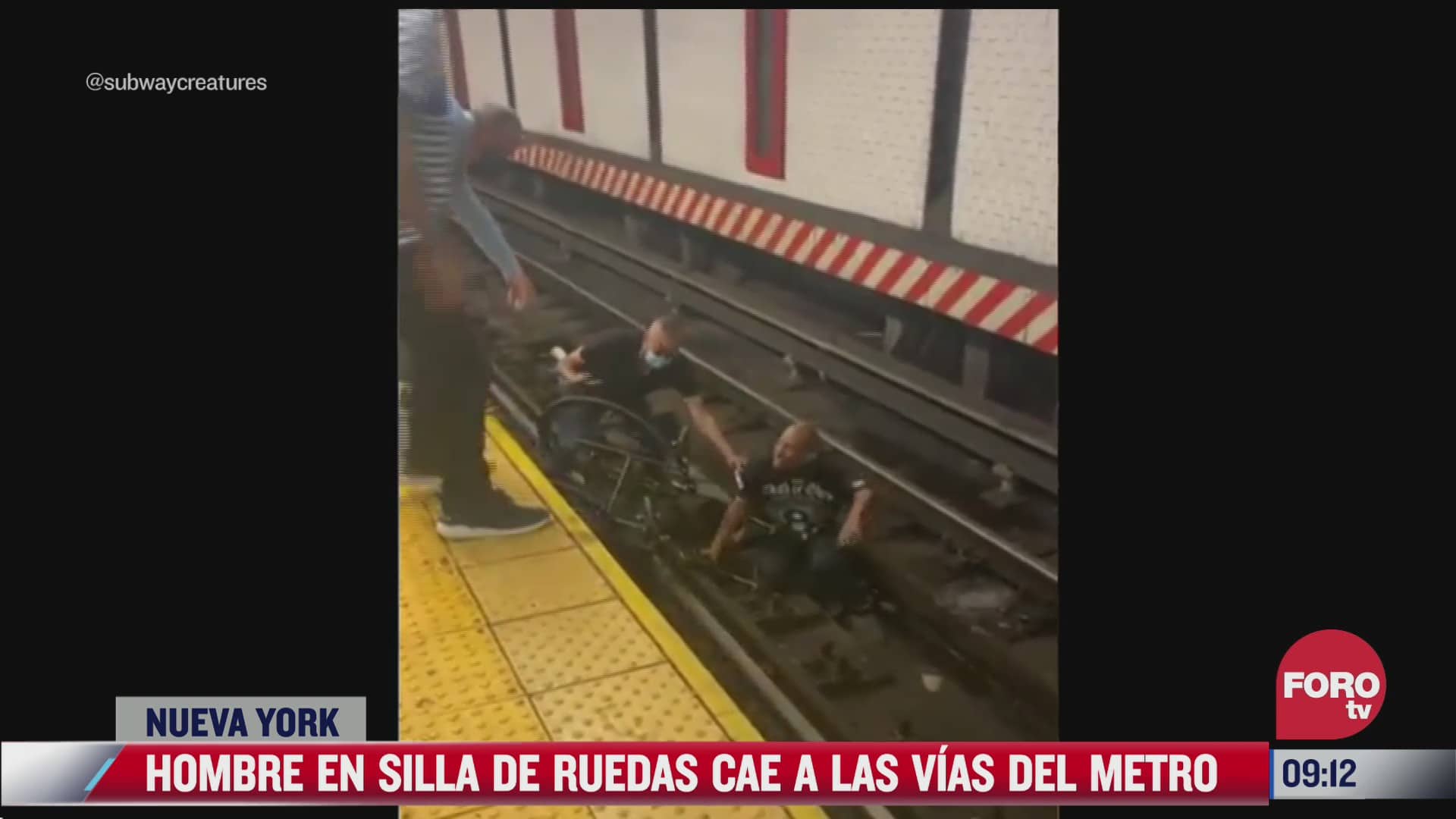 hombre en silla de ruedas cae a vias del metro