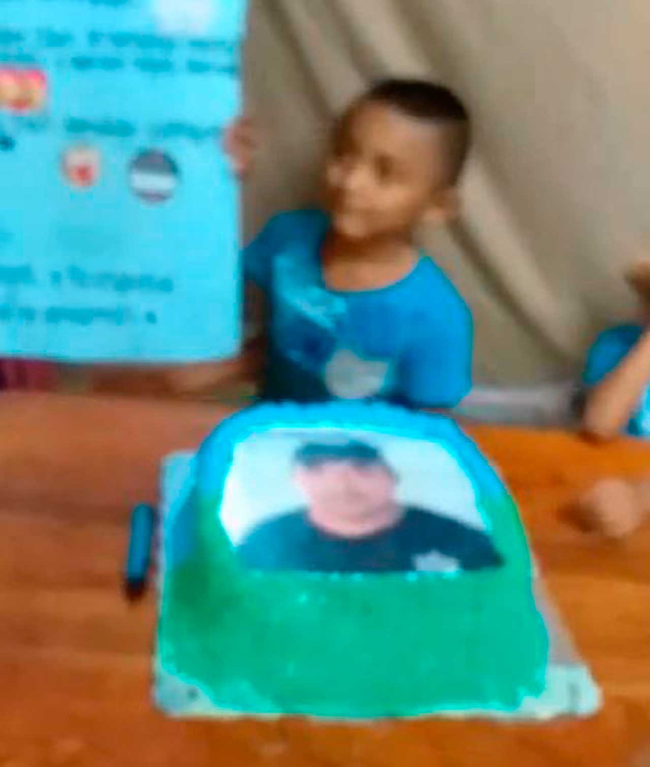 El hombre policía de profesión recibió su primer pastel de cumpleaños