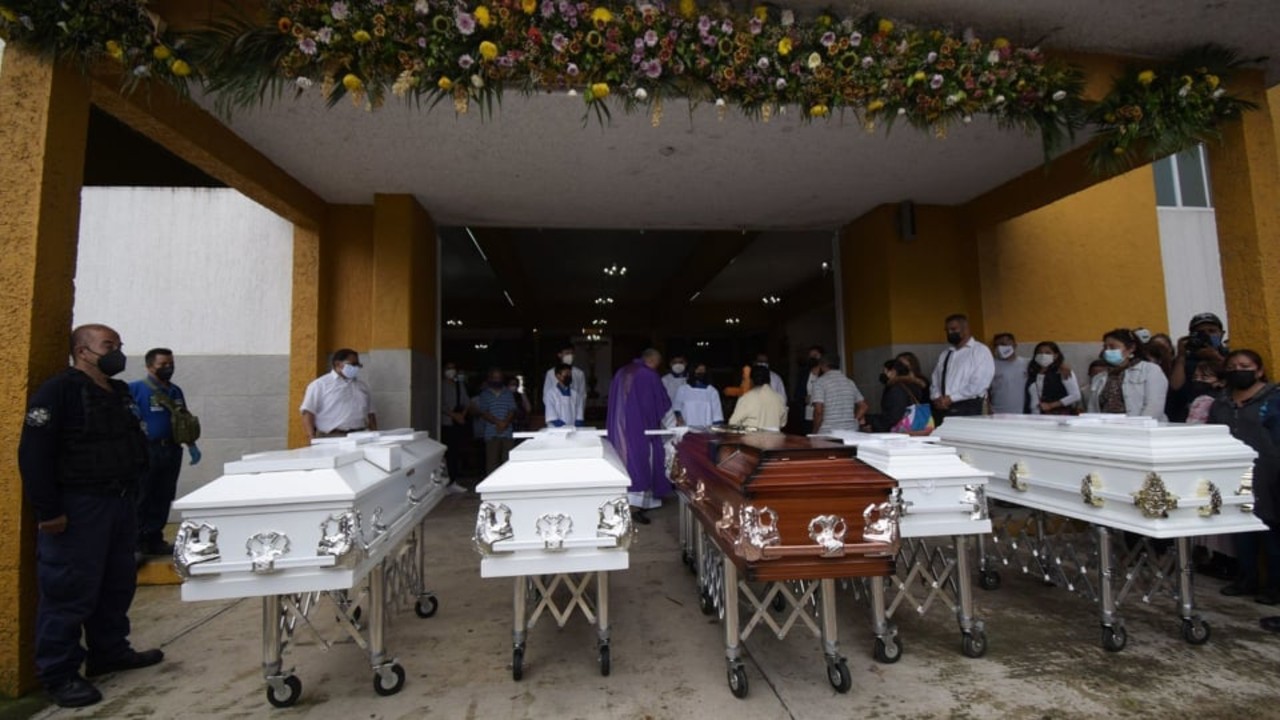 Hombre sepulta a sus cuatro hijos y esposa fallecidos por Grace en Xalapa, Veracruz
