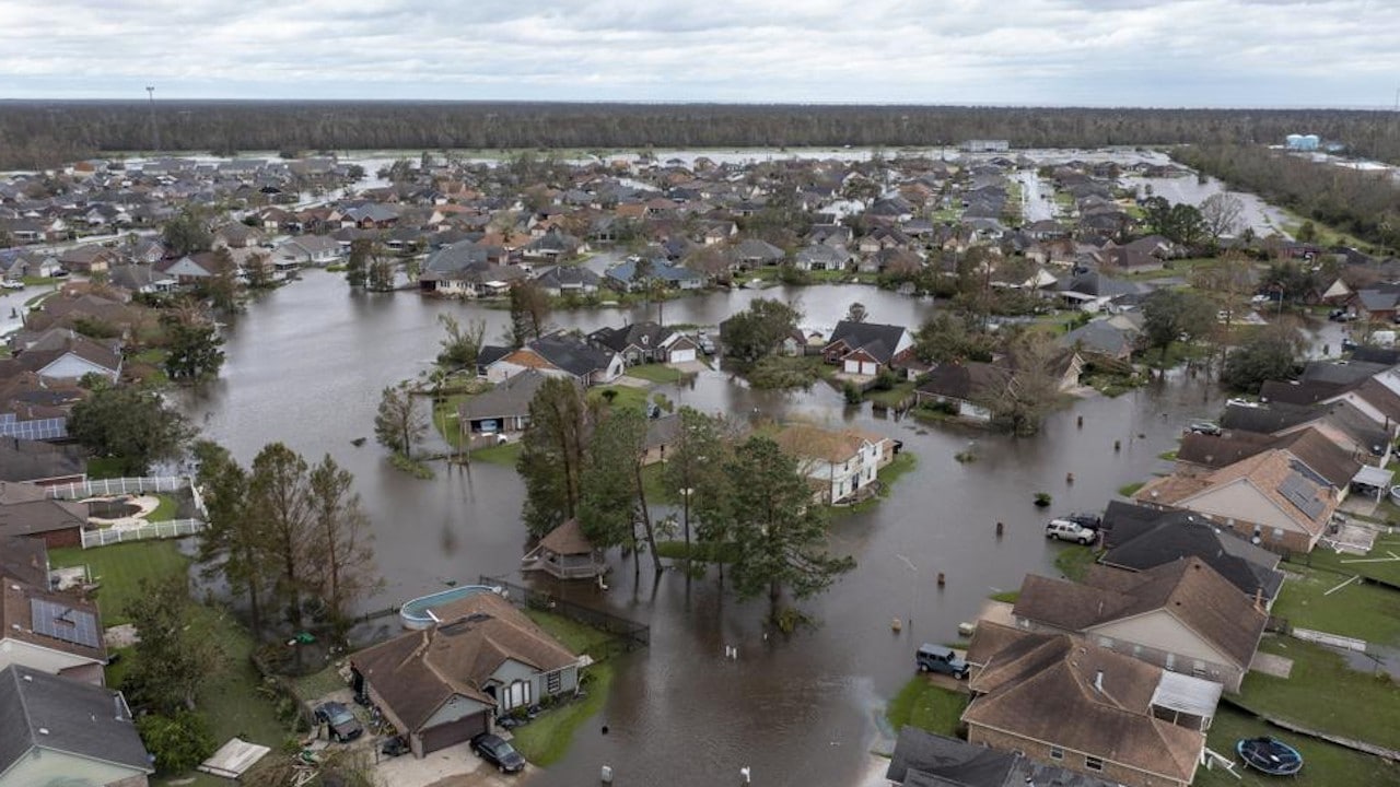 Las calles y casas inundadas se muestran en la subdivisión Spring Meadow en LaPlace, Luisiana (AP)