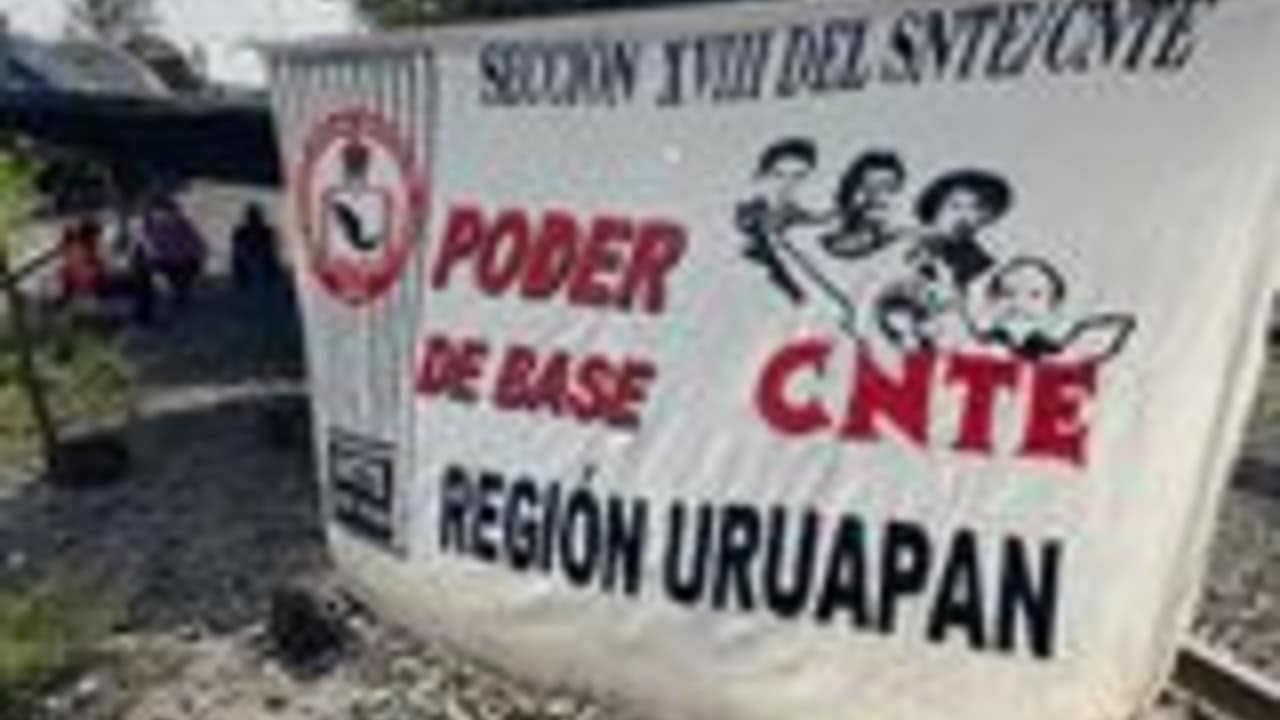 Integrantes de la CNTE en Uruapan, Michoacán, bloquearon vías del tren exigiendo pago a los docentes