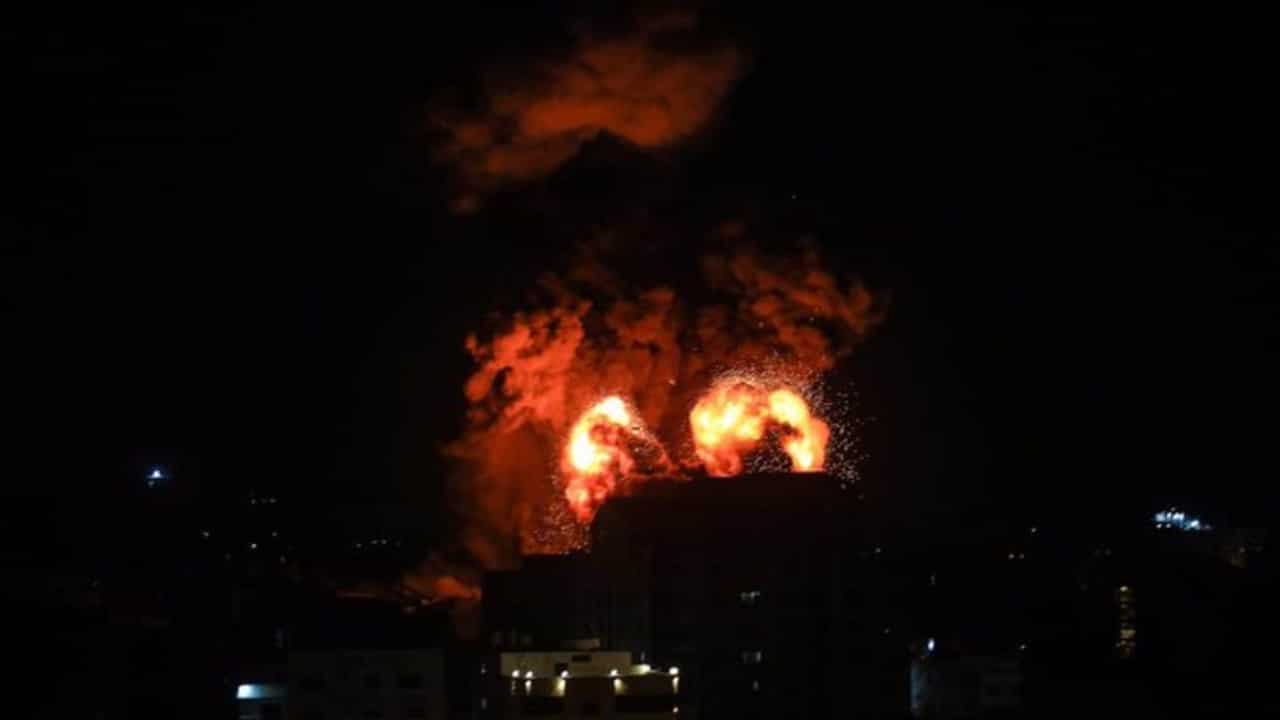 Israel ataca posiciones de Hamás en Gaza como respuesta a lanzamientos de globos incendiarios