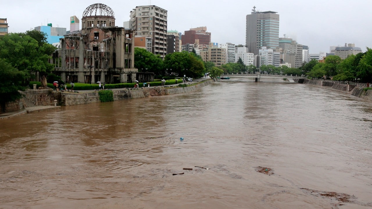 Japón llama a evacuar a decenas de miles por fuertes lluvias