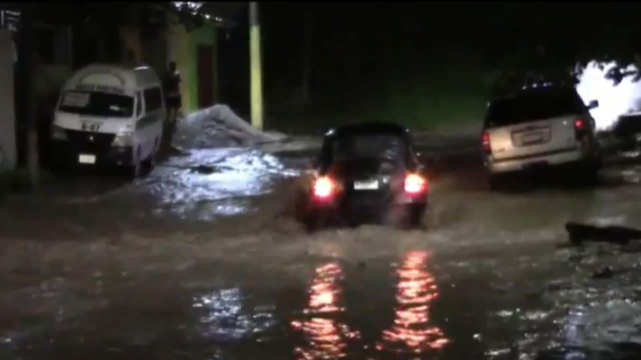 Lluvia deja vehículos arrastrados y desbordamiento de arroyos en Chiapas