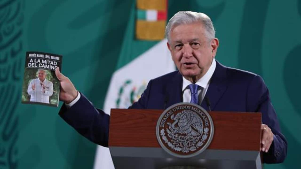López Obrador muestra su nuevo libro