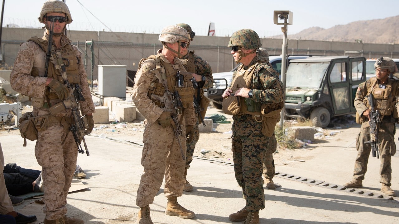Marinos estadounidenses resguardan la seguridad en las inmediaciones del aeropuerto de Kabul, en Afganistán