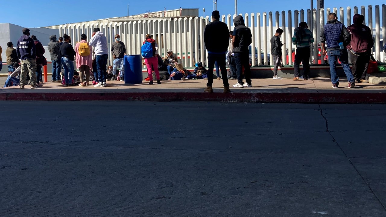 Migrantes en Tijuana, Baja California, esperando entrar a EEUU