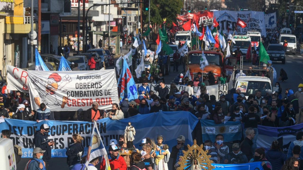 Miles de argentinos se manifiestan para pedir trabajo