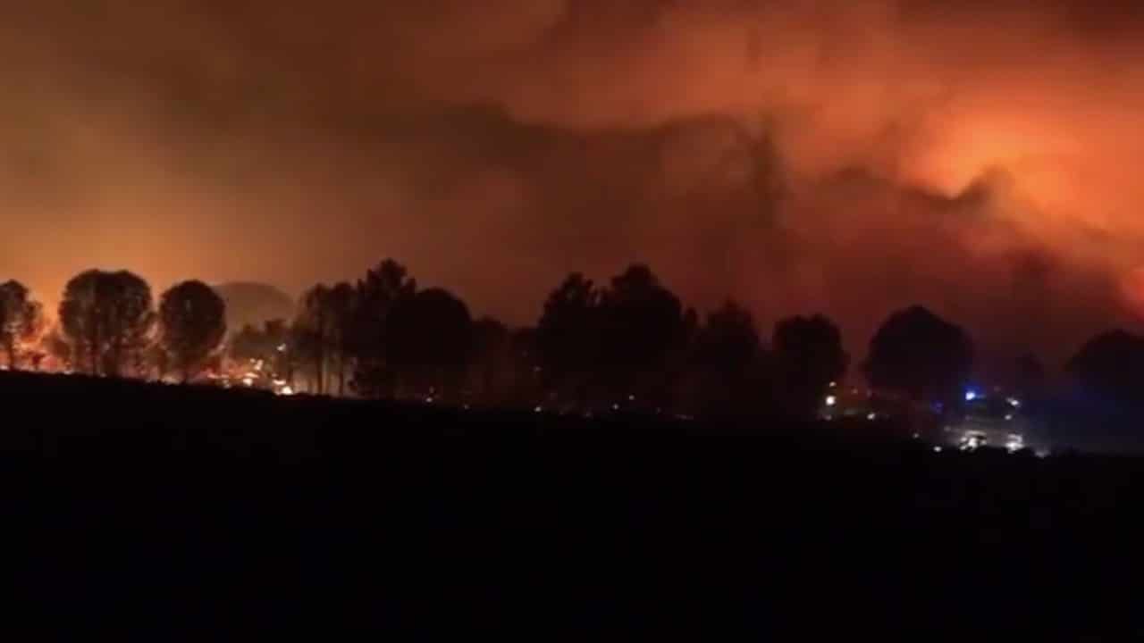 Miles de evacuados en la Costa Azul de Francia por incendio forestal.