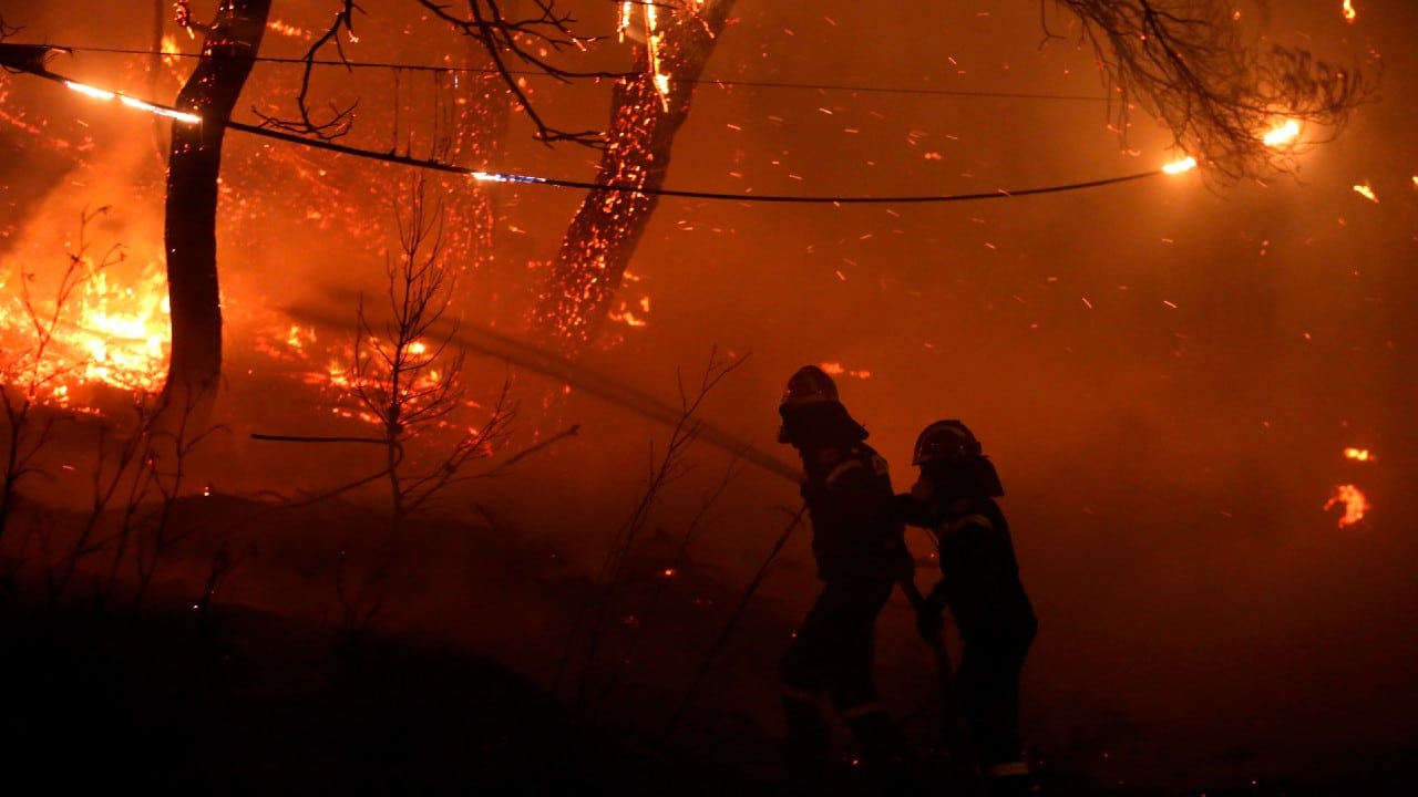 Miles de refugiados en Atenas son evacuados por los incendios forestales