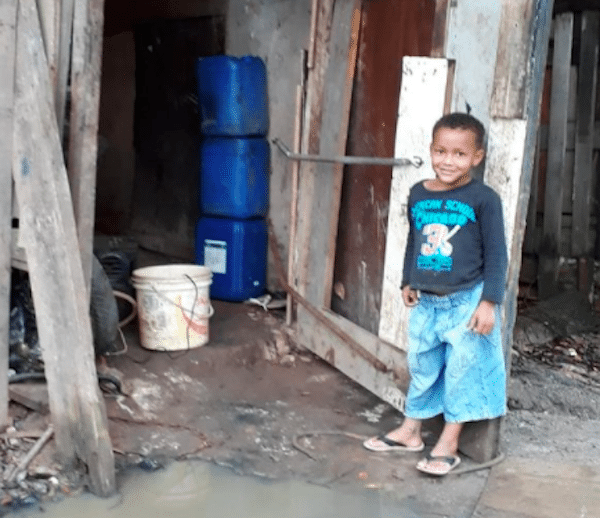 Modelo brasileña se vuelve viral por adoptar a niño que vivía en un basurero