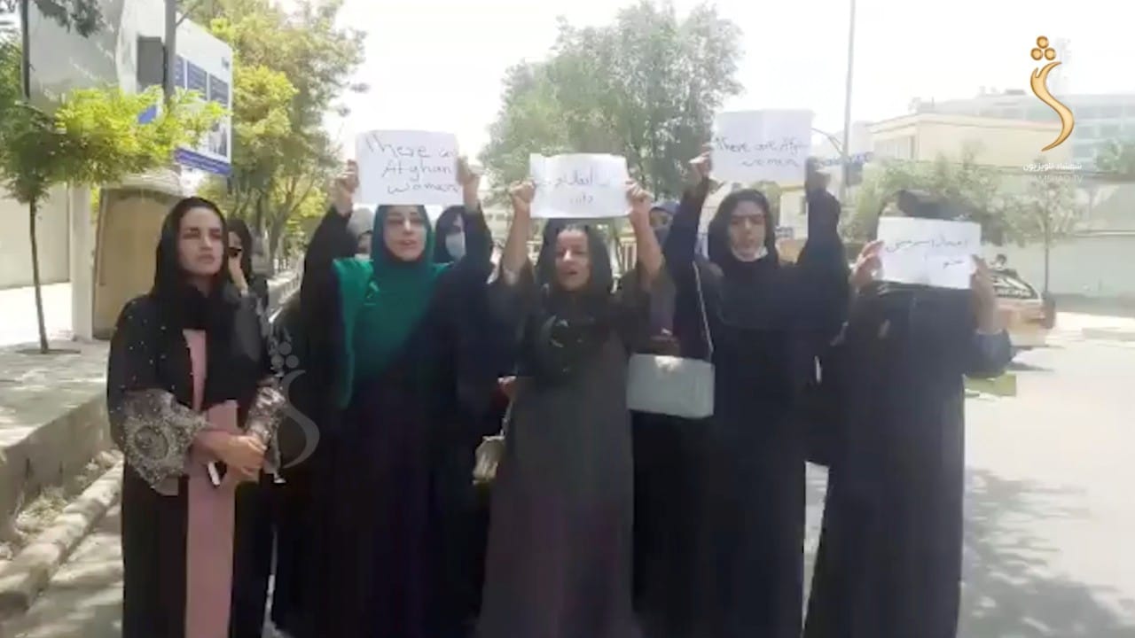 Mujeres afganas, las más afectadas, protestan y exigen se respeten sus derechos