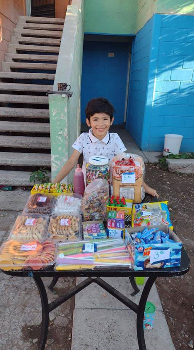 Niño vende dulces para pagar sus útiles escolares en Sonora