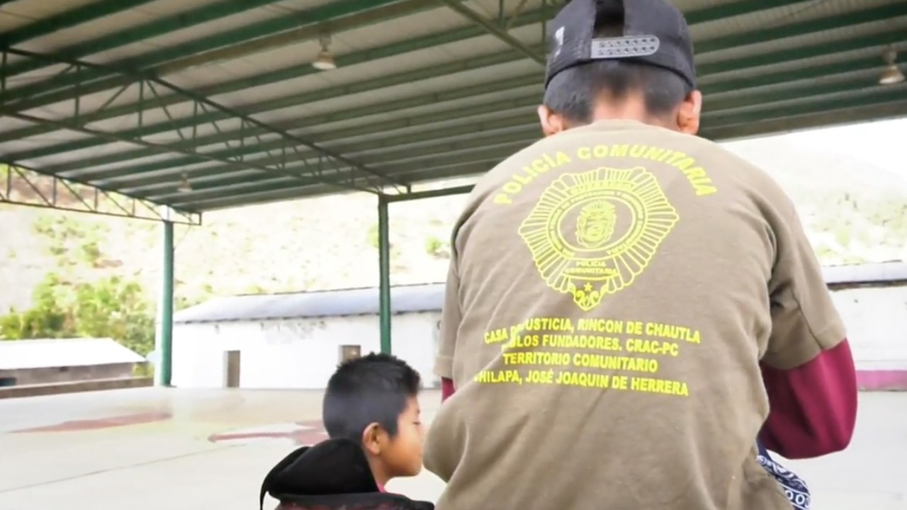 Niños en Guerrero quieren volver a clases, pero violencia los obliga a defenderse en la policía comunitaria
