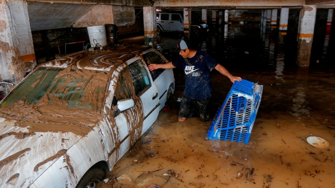 Una persona saca sus pertenencias en una de las zonas afectadas por el paso del huracán Nora (EFE)