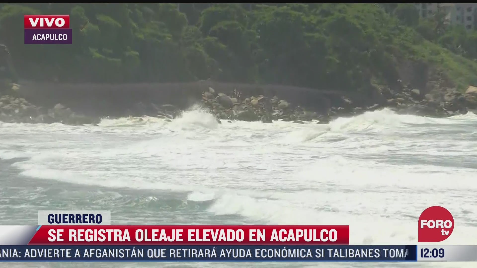 Olas de más de 5 metros de altura en Acapulco, a causa de huracán Linda