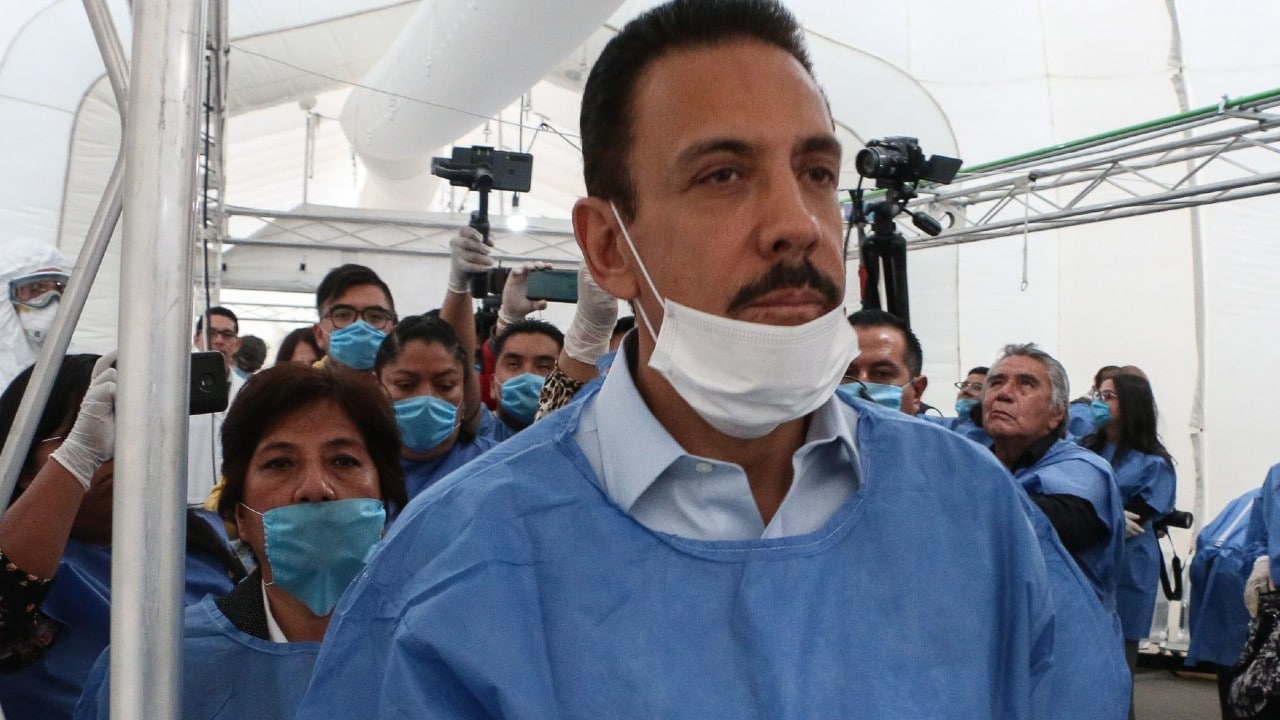 Omar Fayad perdió 20% de pulmón por COVID prolongado; su esposa, Victoria Ruffo, llama a no descuidar secuelas