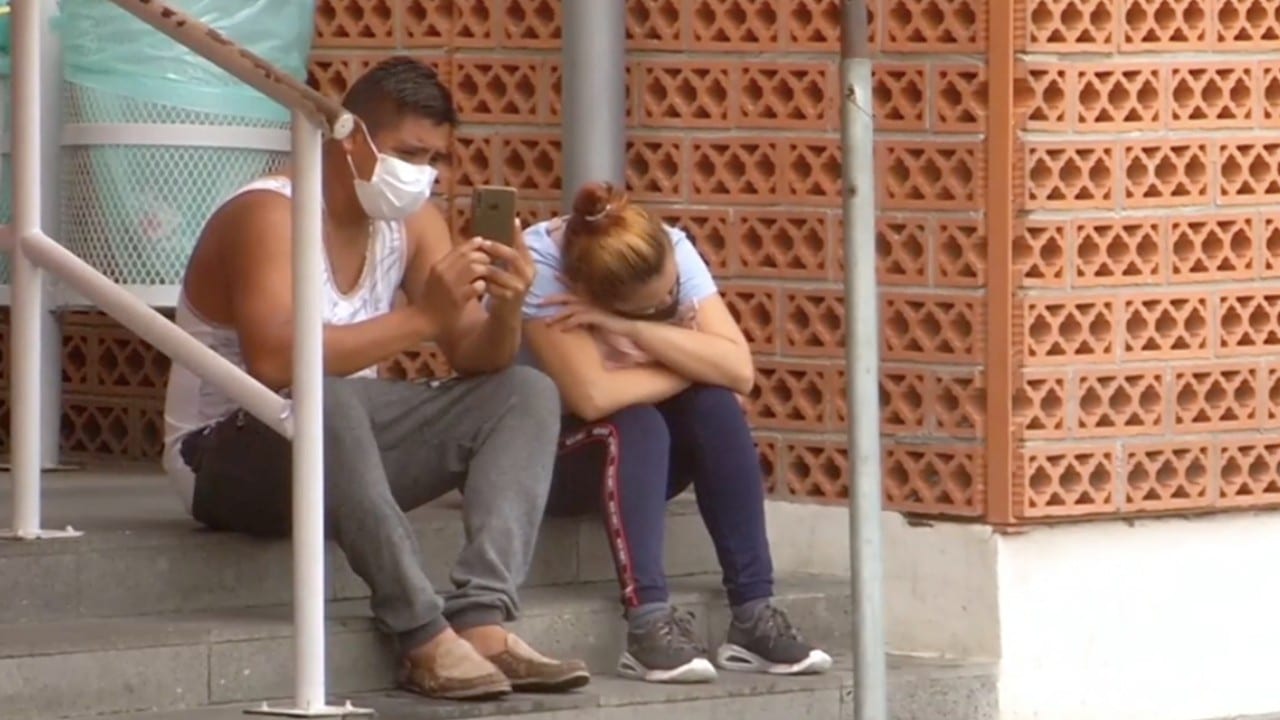 Pacientes con COVID esperan en la calle para recibir atención en hospitales de Colima