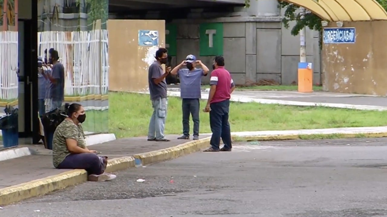 Pacientes con COVID esperan en la calle para recibir atención en hospitales de Colima