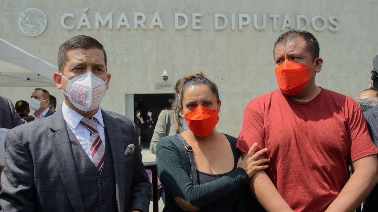 Padres de menor presuntamente abusado por Saúl Huerta en entrada de Cámara de Diputados (Cuartoscuro)