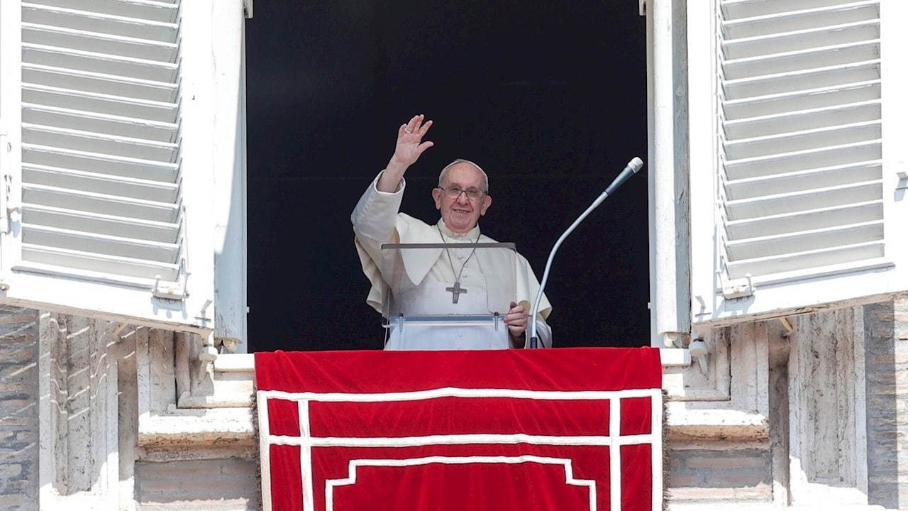 El Papa Francisco realiza la oración del Ángelus desde la ventana de su oficina en la Plaza de San Pedro, en la Ciudad del Vaticano