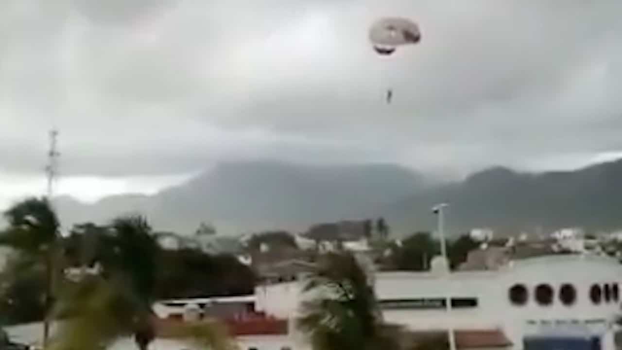 Volaba en un parachute y la cuerda se rompió (Twitter: @fregozin)