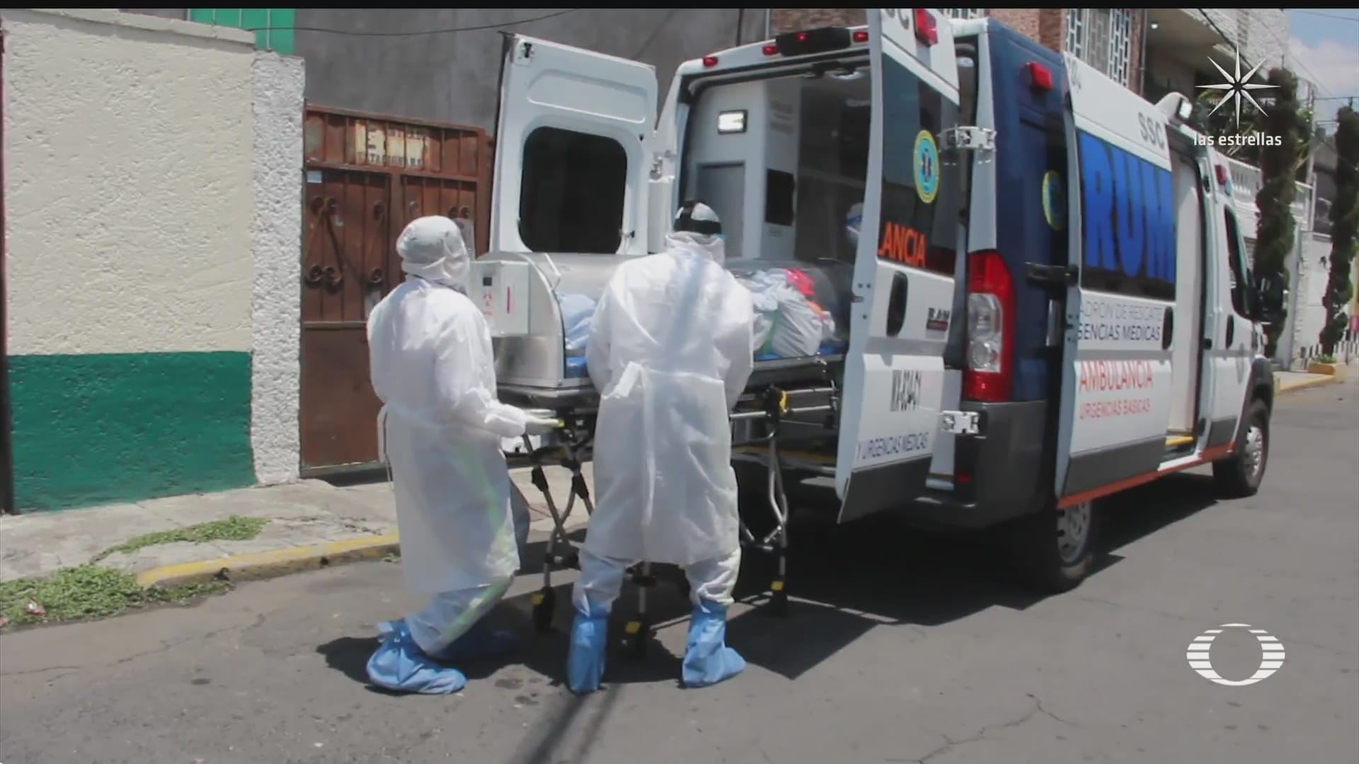paramedicos atienden traslados de pacientes graves con covid 19 pero ahora jovenes