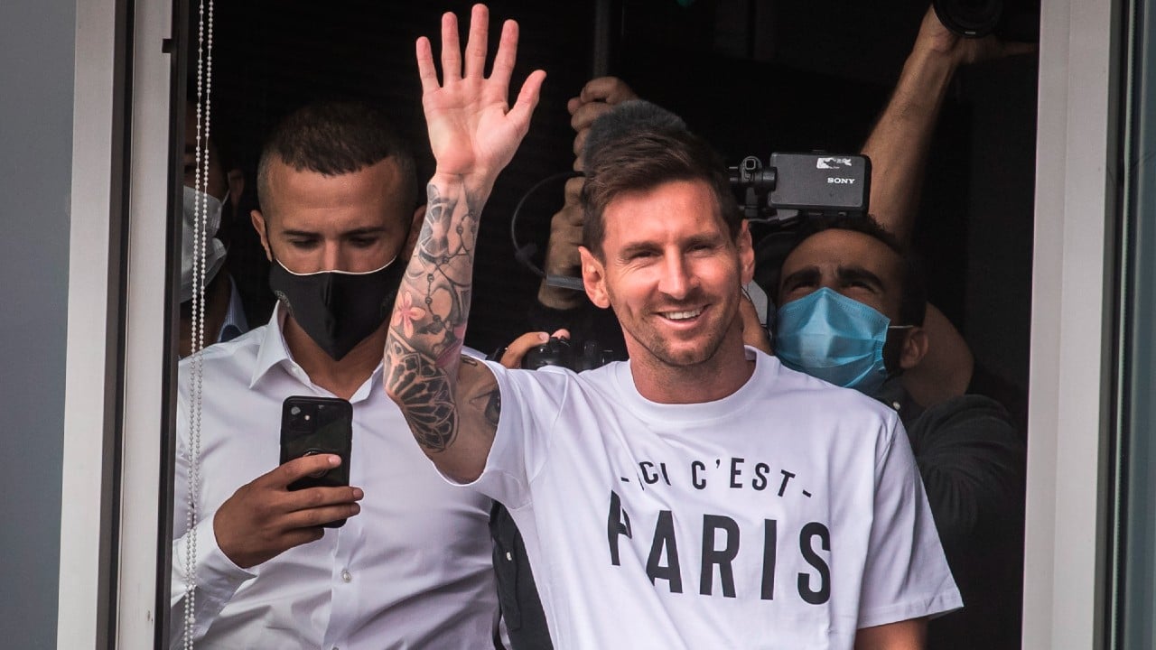 París recibe a Messi como rey; PSG lo presentará este miércoles