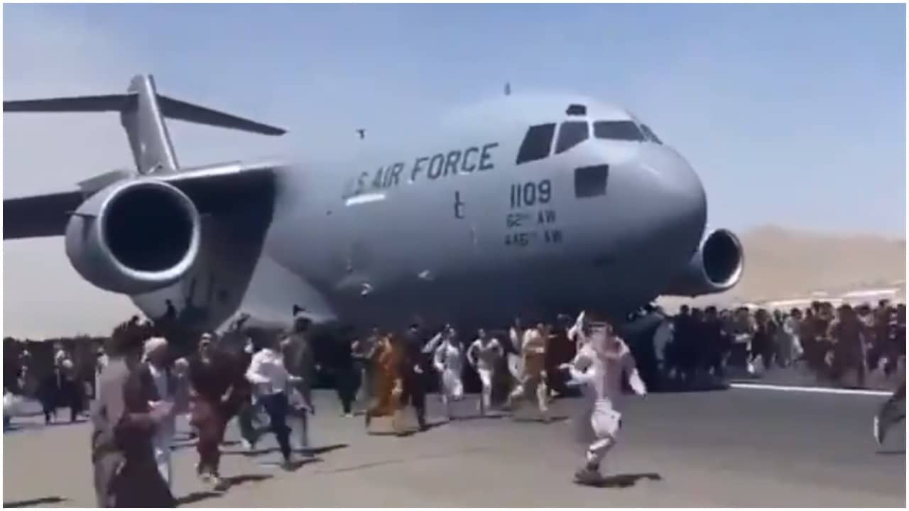 Personas suben a avión de Estados Unidos en Aeropuerto de Kabul para huir de Afganistán
