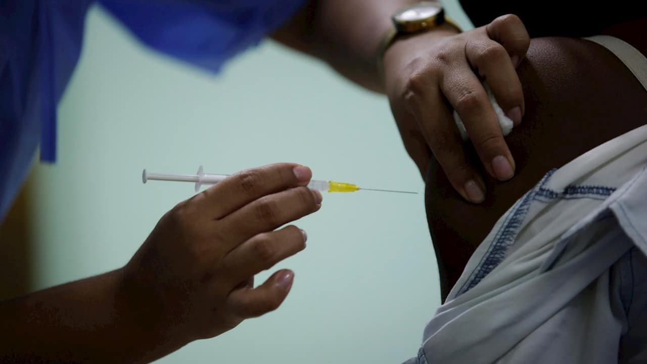 Pfizer y Moderna suben precio de sus vacunas contra COVID-19