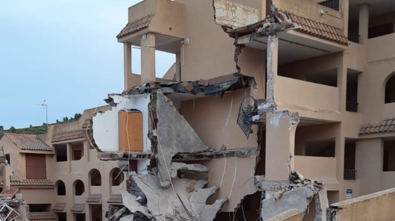 Varias personas quedan atrapadas tras derrumbe de edificio de tres pisos en España
